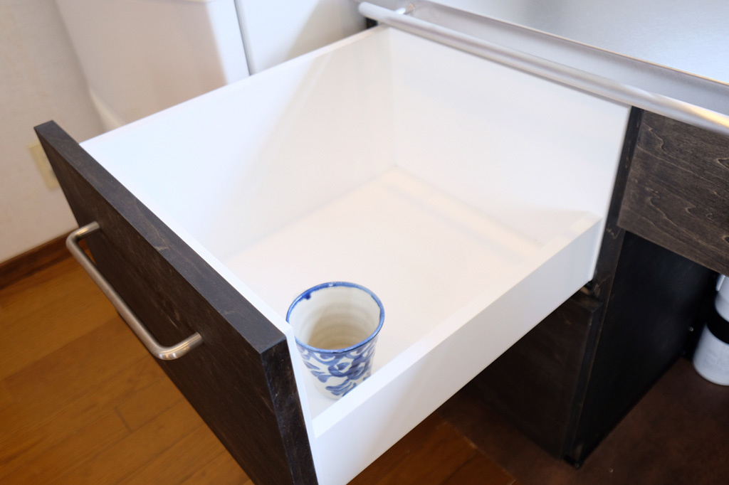 食器や調味料は横から取り出せる引出しに。