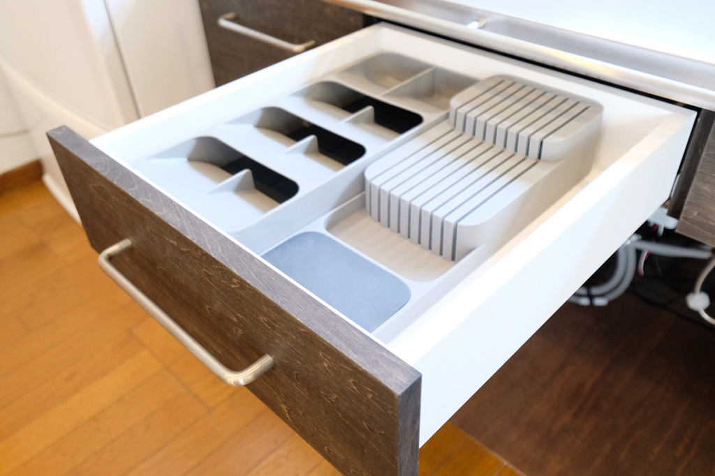 カトラリーや包丁類も引出しに収納