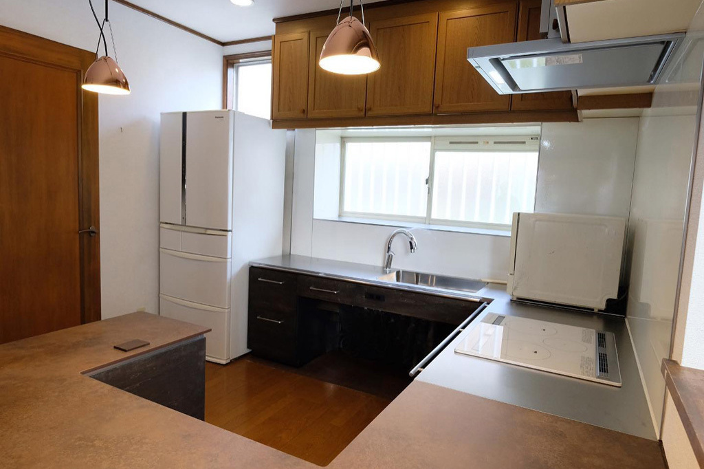 ダイニングは大判セラミックタイル