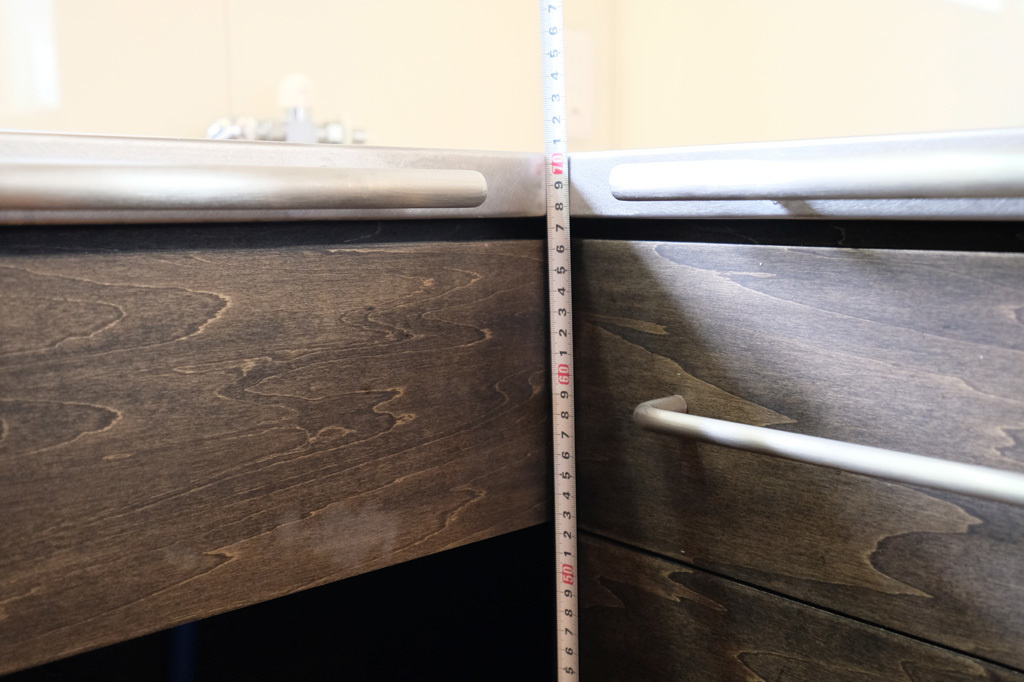 手すり兼タオル掛けと引出し取っ手のディテール