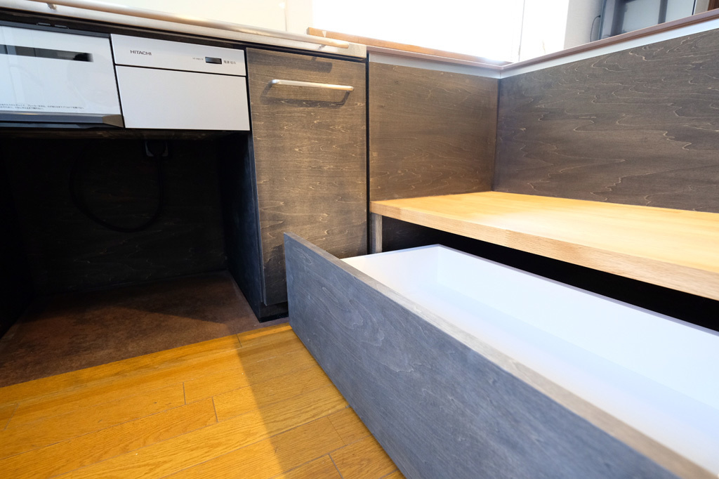 電子レンジ置き場の下も有効的に収納する